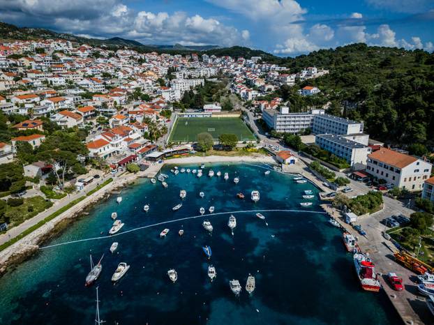 Fotografije iz zraka onečišćenja mora na Hvaru