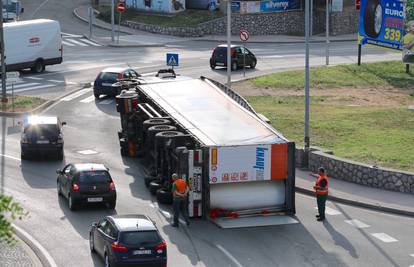 Šleper se prevrnuo na kružnom toku, srećom nema ozlijeđenih