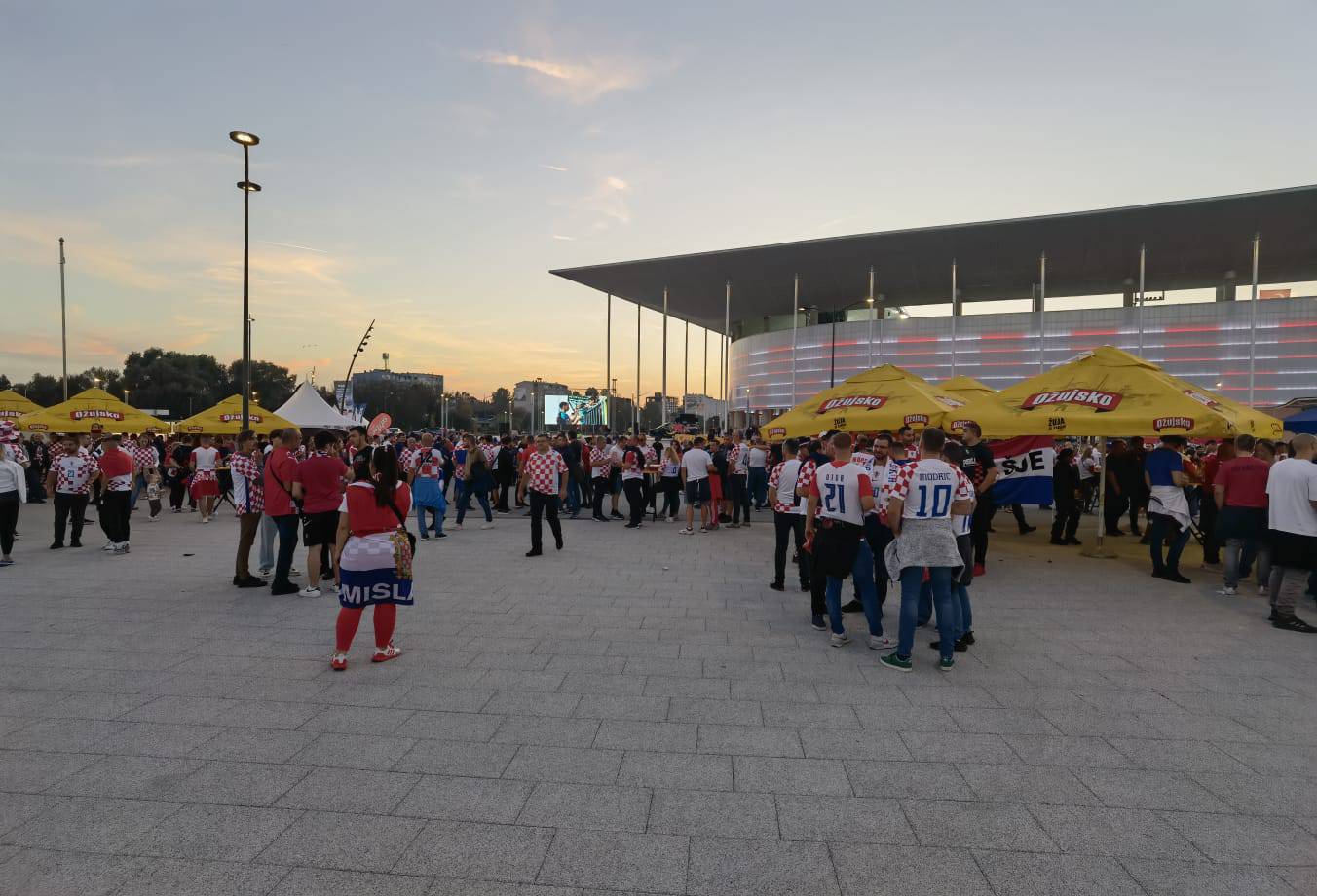 Indira zagrijala navijače prije utakmice! Rigorozne kontrole i pretresi na ulazu na stadion