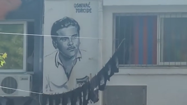 VIDEO Torcida ispred svojih prostorija izvjesila majice navijača Partizana i PAOK-a