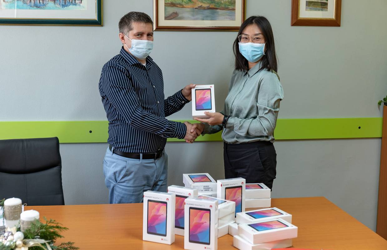 Huawei donirao 100 tableta u pet osnovnih škola u Vukovaru