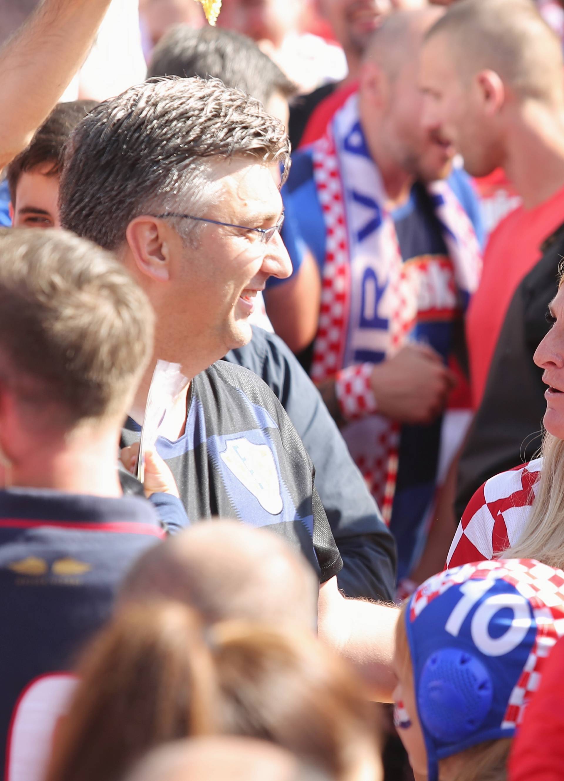 Zagreb: Andrej PlenkoviÄ i Francuska veleposlanica utakmicu gledaju na Strossmayerovom trgu