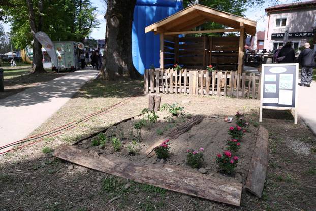 U Dugom selu održan je sajam cvijeća