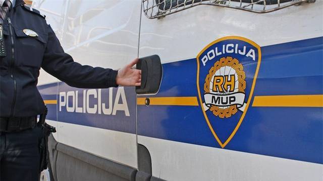 Policija ​u Istri zaustavila trojicu krijumčara migranata: Vozili su hrpu ljudi, odveli ih u pritvor