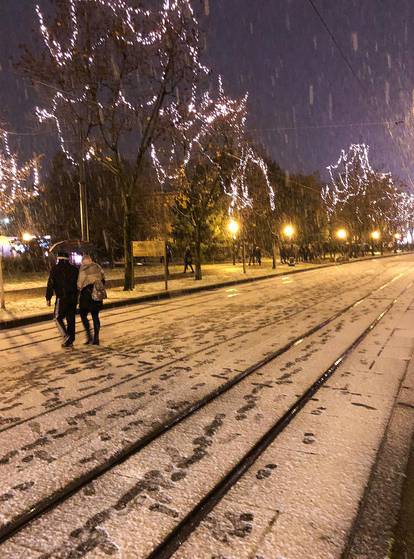 FOTO Snijeg je zabijelio i Zagreb