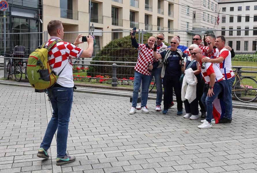 Berlin: Pored Fan zone blizu Brandenburških vrata počeli su se okupljati hrvatski navijači