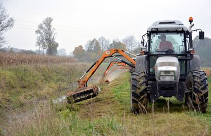 Muškarac  stradao dok je kosio travu: Traktor mu se prevrnuo