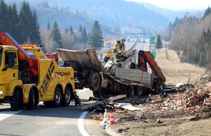 Kamion zbog puknute gume izletio  s A6. Odvojila se kabina, vozač i putnik teško ozlijeđeni