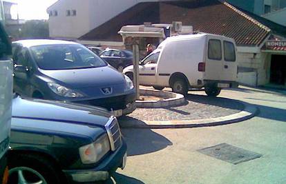 Makarska: Vozači koriste kružni tok kao parkiralište