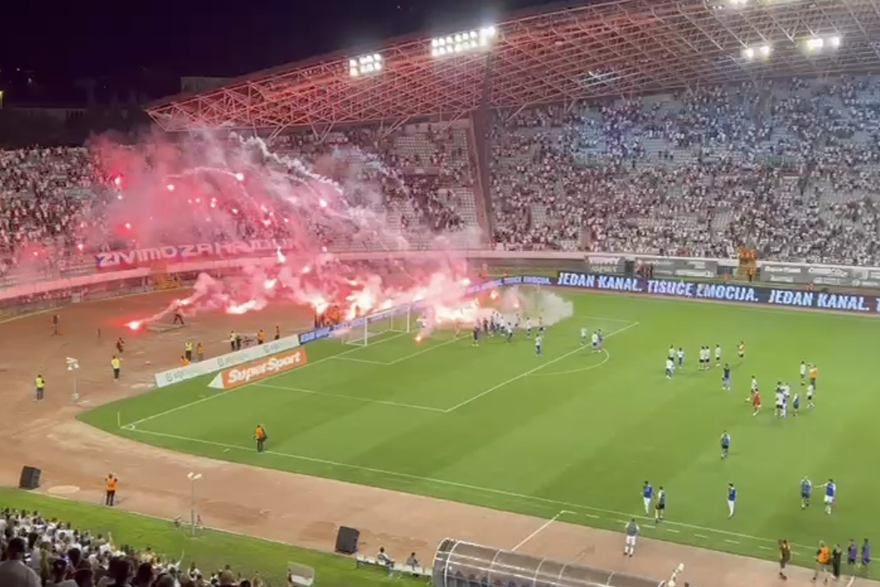 Sramota na Poljudu: Igrači Hajduka došli pod sjever, Torcida ih je gađala bakljama!