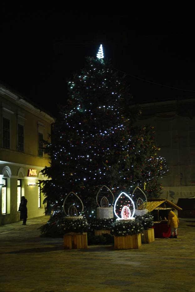 Sisak: Šareni božićni ukrasi uljepšavaju grad u vrijeme Adventa