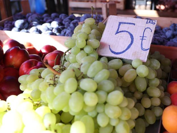 Šibenik: Bogata ponuda vo?a i povr?a na gradskoj tržnici