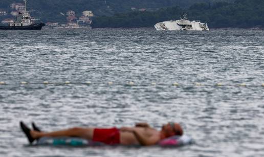 FOTO Dok 'Melita' polako tone, jedan muškarac uživa na luftiću