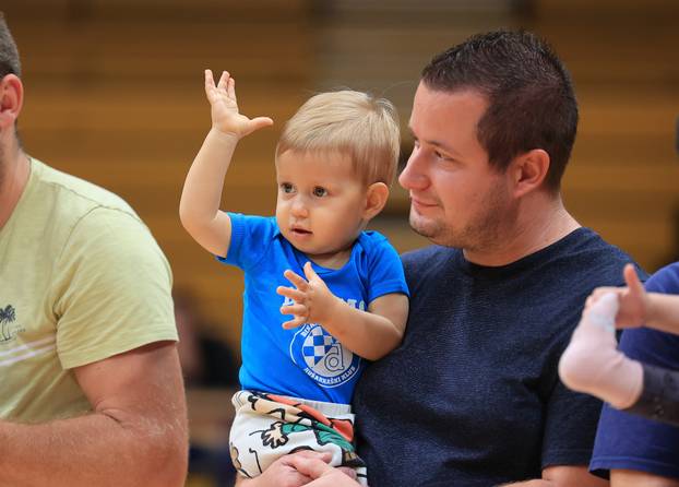 Zagreb: U poluvremenu utakmice KK Dinamo Zagreb - KK Cedevita održana je utrka beba