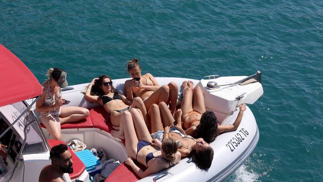 Trogir: Turistički gliseri i taxi brodovi 