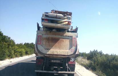 Kamionom prevozio olupine koje su umalo ispale na cestu