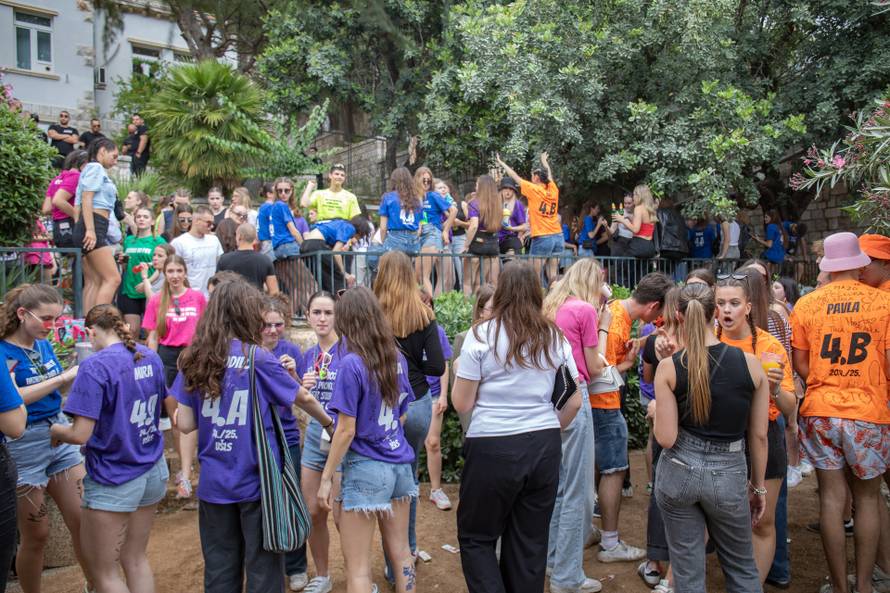 Dubrovnik: Dubrovački srednjoškolci kao i njihovi vršnjaci diljem Lijepe naše slave kraj škole