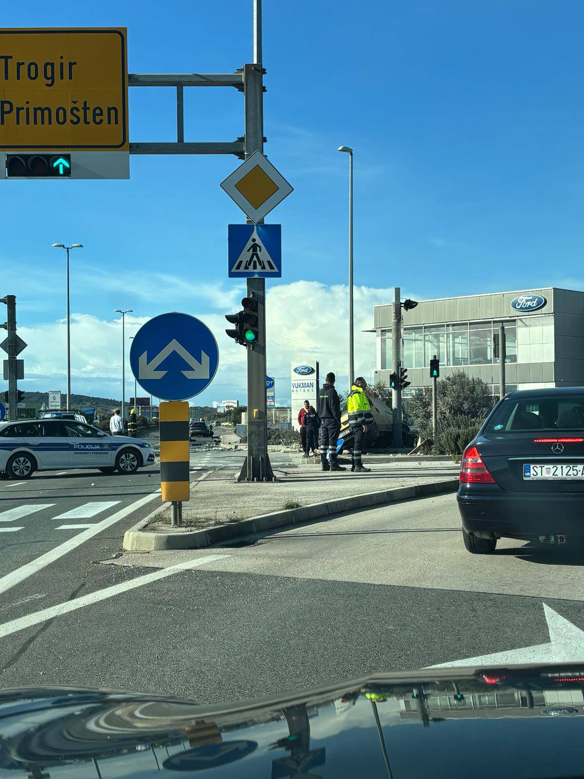 Krš i lom kraj Trogira: Strašan sudar auta i kombija, dijelovi rasuti posvuda, promet otežan