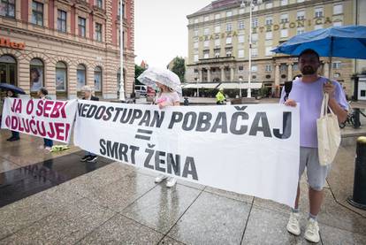 Pod šarenim kišobranima digle plakate i stale pred molitelje na Trgu: 'Ja o sebi odlučujem!'