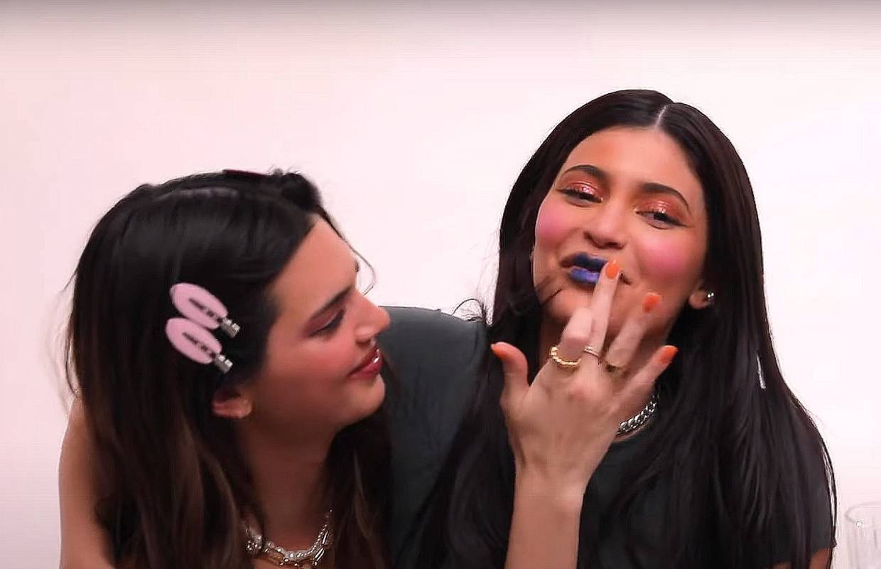 Najavljuje jesenski hit: Kendall Jenner isfurala crni ruž za usne
