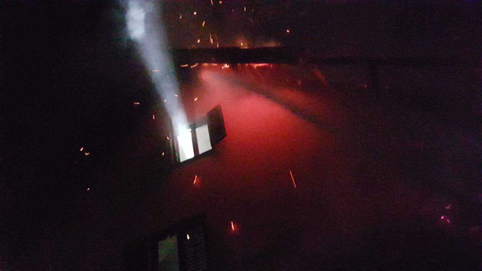 Vatrogasci satima gasili požar na vikendici u Jastrebarskom