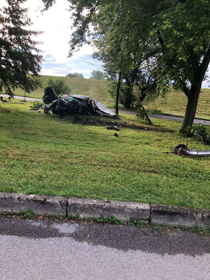 Stravična nesreća na Jarunu: Jedan mrtav u smrskanom autu