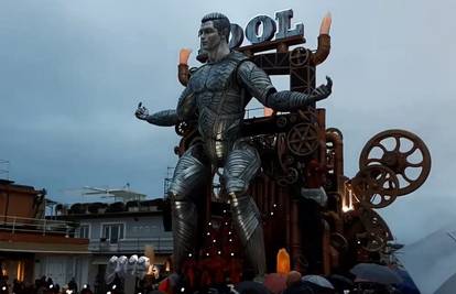 Talijani štuju 'mašinu' Ronalda: Napravili papirnati lik od 15 m
