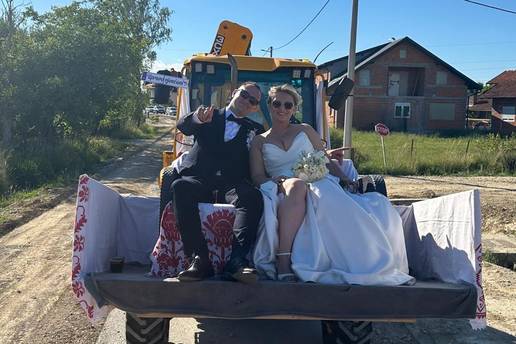 KAKVO IZNENA&Dstrok;ENJE Matej po mladu stigao bagerom: 'Mama se jo&scaron; uvjek nije s time pomirila'