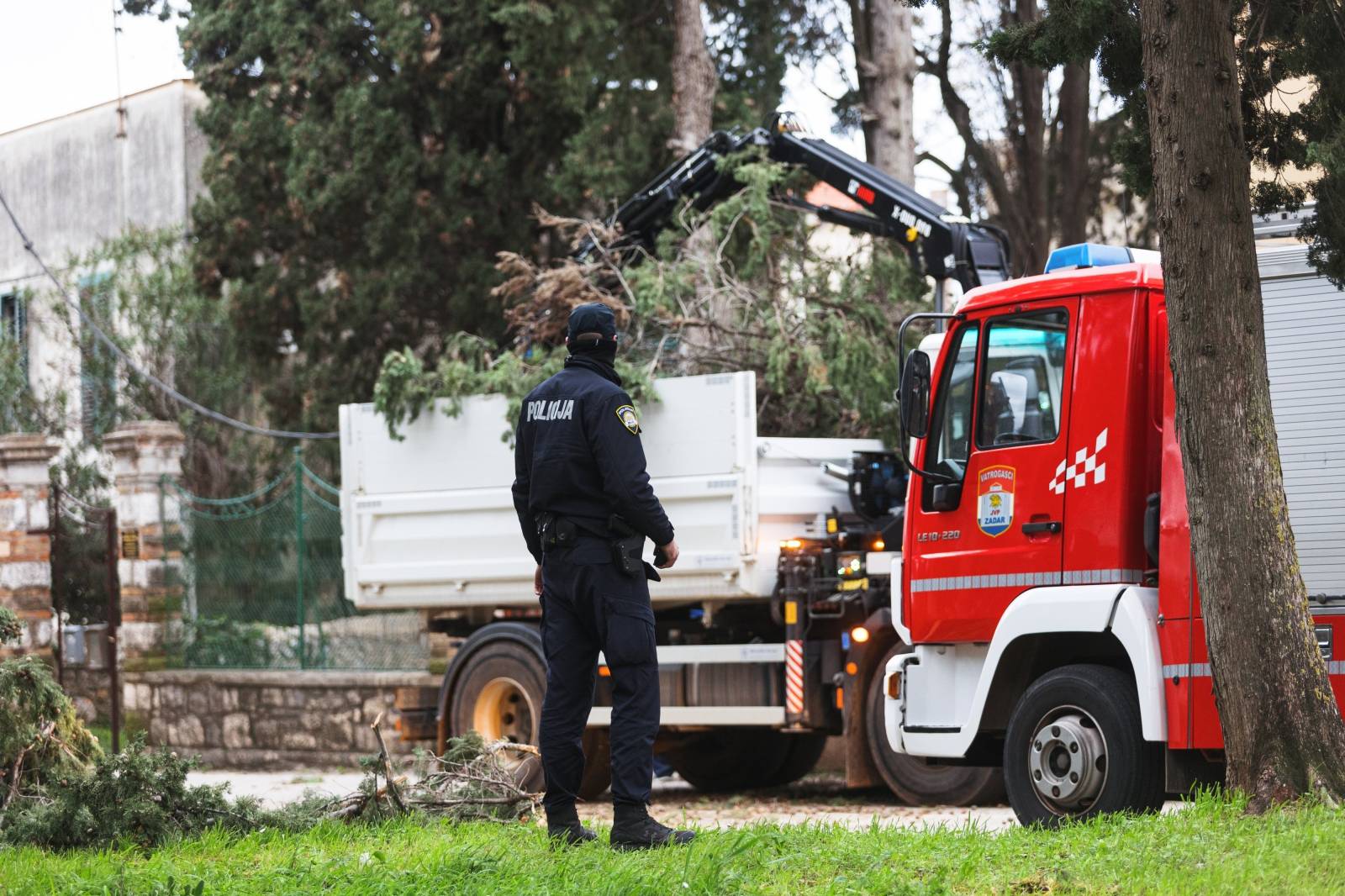 Zadar: Orkansko jugo oborilo stablo i elektricni stup