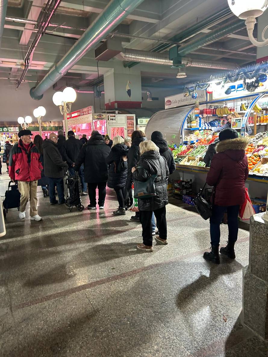 FOTO Gužva na tržnici Dolac: Najviše se kupuju odojci i zelje, a ovo su novogodišnje cijene...