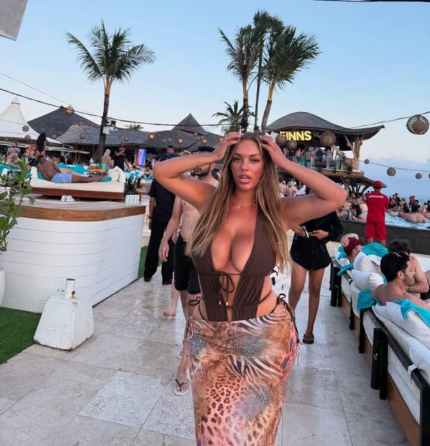 Stjuardesa dala otkaz jer joj je guza prevelika za uski prolaz u avionu. Sad se tješi u Hrvatskoj