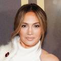 Ajme! Jennifer Lopez 'izbacila' duboki dekolte u mini haljini