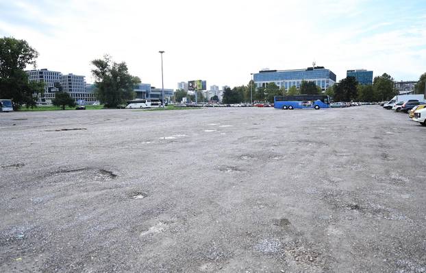 Zagreb: Parkiralište pored zgrade Ine