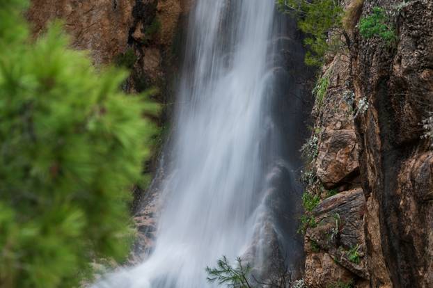 Makarska: Zbog obilnih kiša na plaži Nugal ponovno se pojavio slap