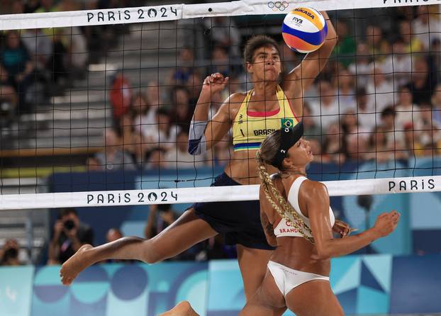 Beach Volleyball - Women's Gold Medal Match - Brazil vs Canada (Ana Patricia/Duda vs Melissa/Brandie)