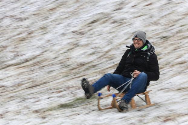Zagreb: Maksimir, jedno od omiljenih mjesta za sanjkanje, grudanje ili šetnju po snijegu