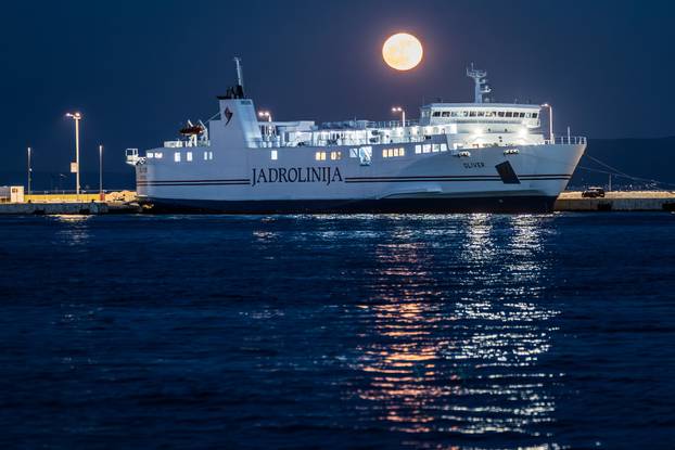 Split: Izlazak punog mjeseca iznad novog Jadrolinijinog broda Oliver