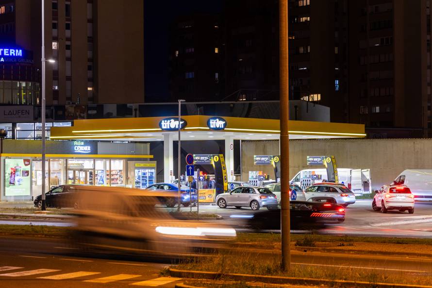 Pula: Automobili na benzinskim pumpama uoči sutrašnjeg poskupljenja benzina
