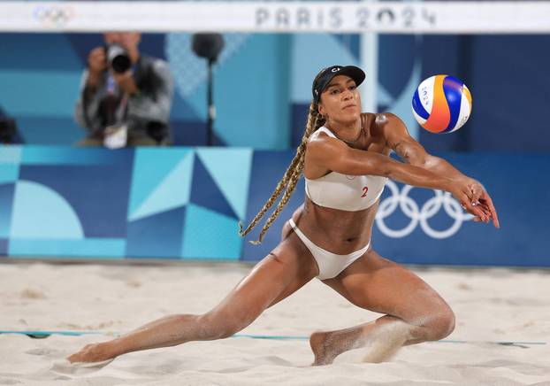 Beach Volleyball - Women's Gold Medal Match - Brazil vs Canada (Ana Patricia/Duda vs Melissa/Brandie)