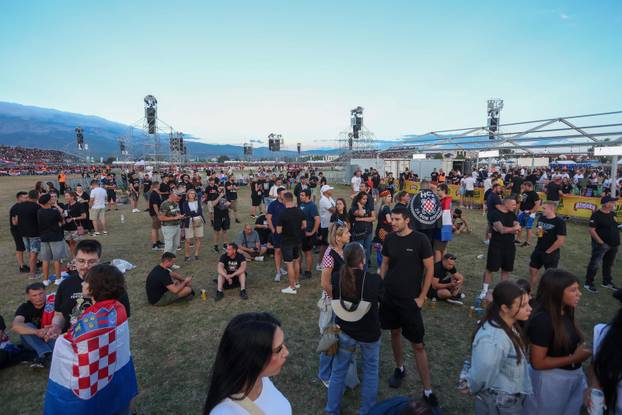 Sinj: Thompsonovi obožavatelji čekaju početak koncerta na hipodromu