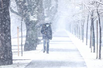 Snijeg je zabijelio ulice Sarajeva