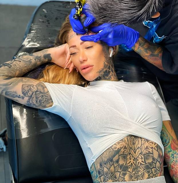 FOTO Tetovažama prekrila 95% tijela! Nećete vjerovati kako je Becky (37) izgledala ranije...