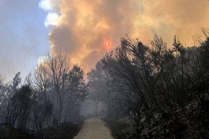 FOTO Ovako izgleda požarište u Solinu: S vatrom se bori više od 100 vatrogasaca i 4 kanadera