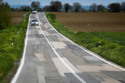 FOTO  Možete li prebrojiti svaku zakrpu na ovoj cesti kod Iloka?