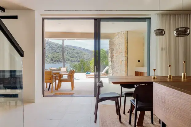 FOTO Prekrasna vila na Hvaru dobila je nagradu za dizajn - neprimjetno uranja u okoliš