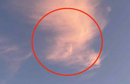 Pa ovo je sve! Obožavateljica tvrdi da joj se ukazao Trump na nebu. Pogledajte fotografiju...