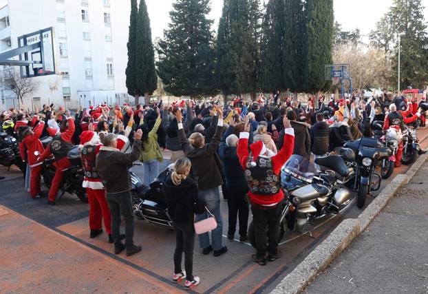 Šibenik:  Motomrazovi tradicionalno u predboži?no vrijeme darivali Centar za odgoj i obrazovanje Šubi?evac