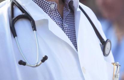 Liječnici prosvjeduju 'pet do dvanaest' ispred ministarstva
