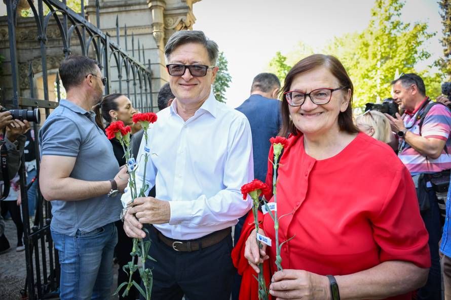 Zagreb: Ivica Lovrić dijelio je karanfile građanima