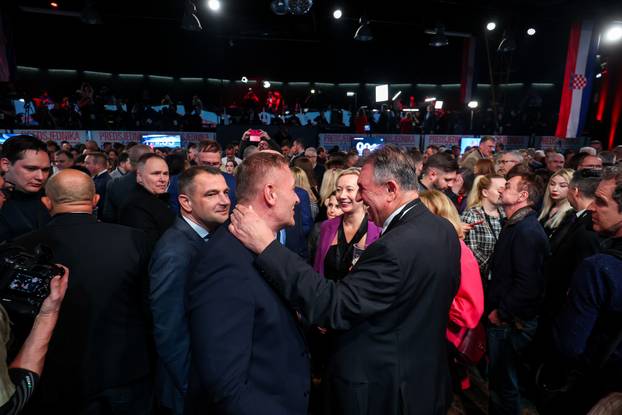 Zagreb: Slavlje u izbornom stožeru Zorana Milanovića nakon rezultata prvih izlaznih anketa